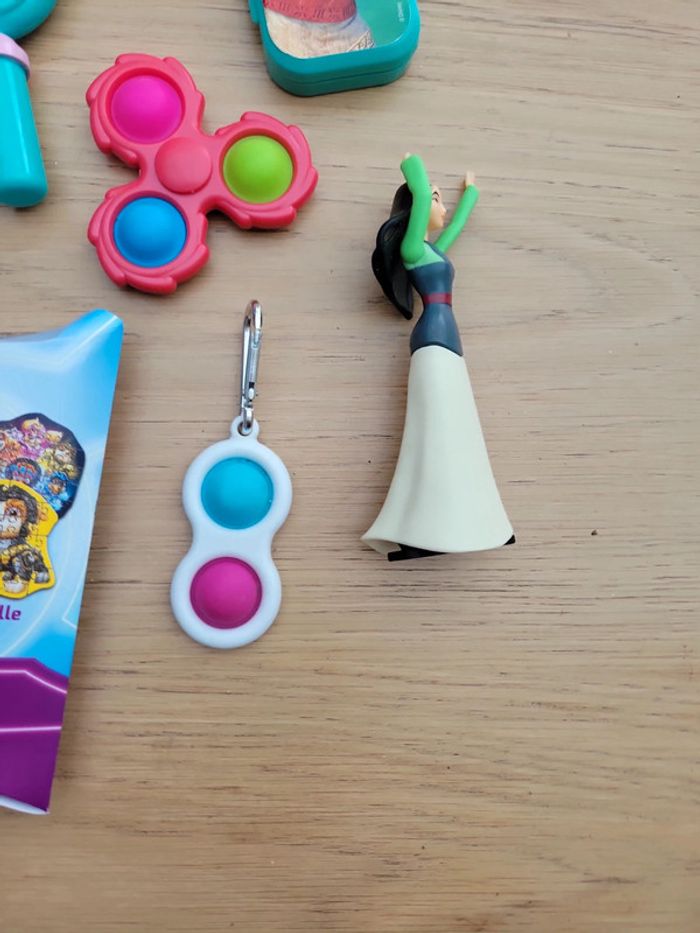 Lot Jouet en vrac dont disney my little pony pop it accessoires poupon etc - photo numéro 3