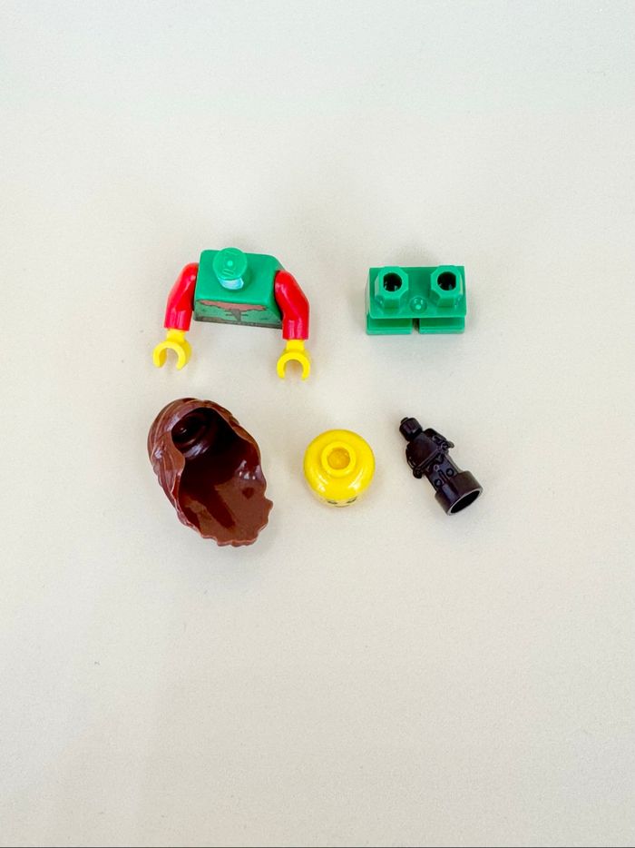 Lego Figurines Castle : Petite fille paysanne avec sa poupée - NEUF - photo numéro 5