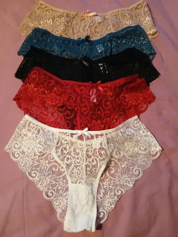 Culottes dentelle fine, sous marque sous les vêtements. Neuves