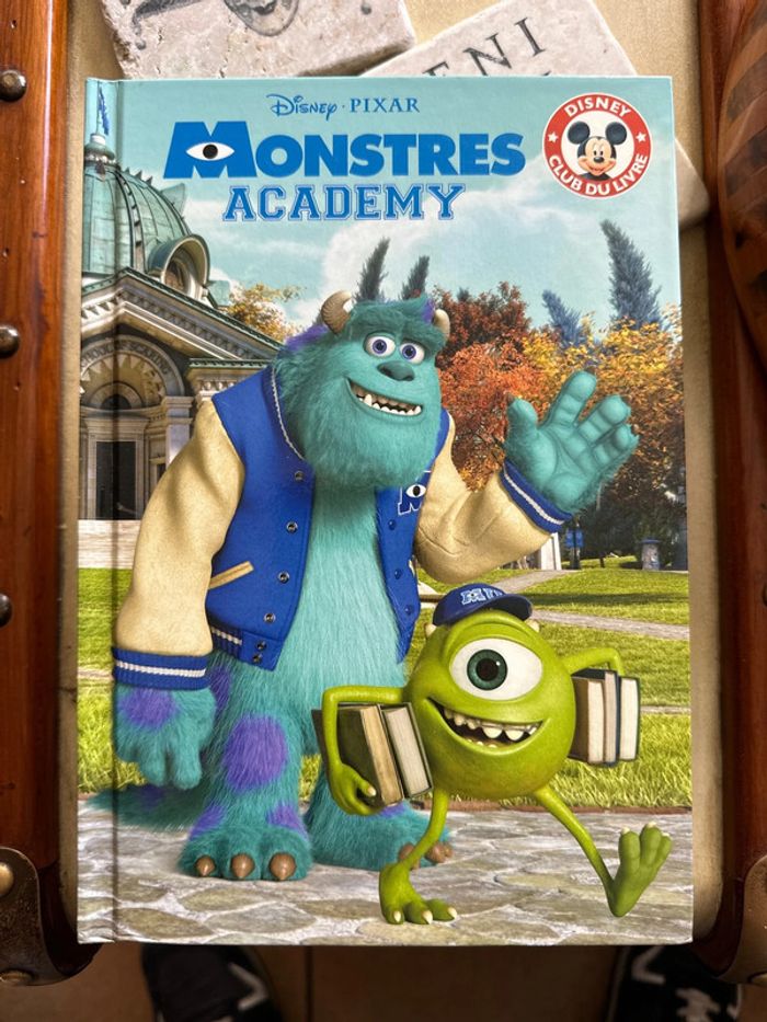 Livre Disney monstres et compagnies Academy
