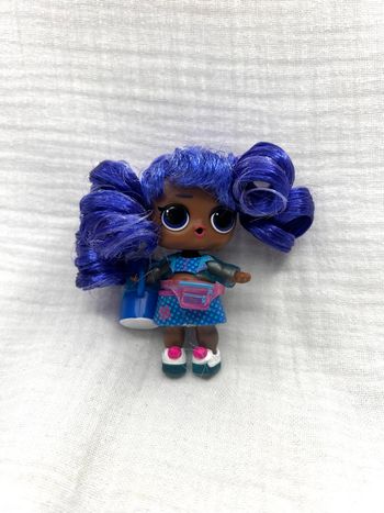 LOL Surprise poupée cheveux violets avec accessoires !