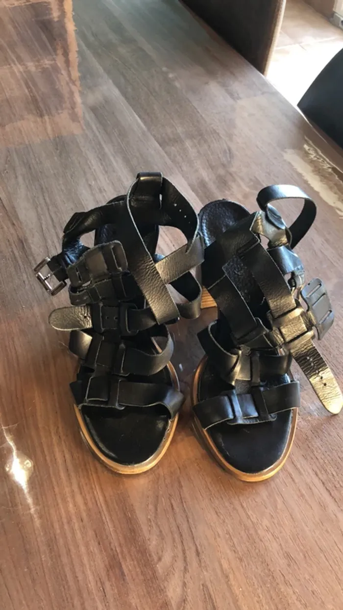 sandale talon noir