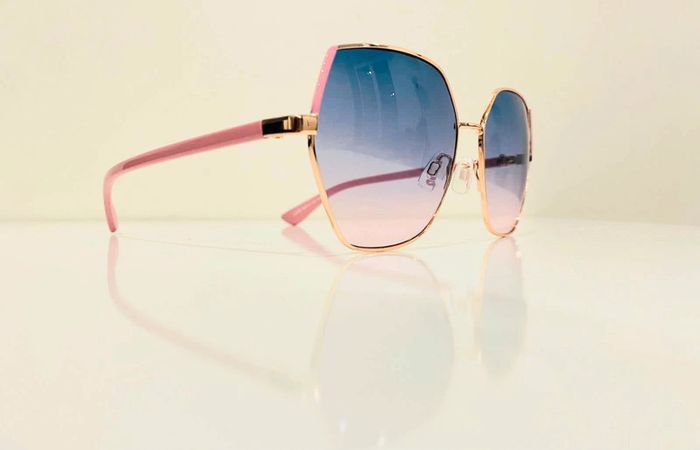 Lunette de soleil femme hexagonale rose et dorée verres bleus dégradés UV protection catégorie 1 - photo numéro 4