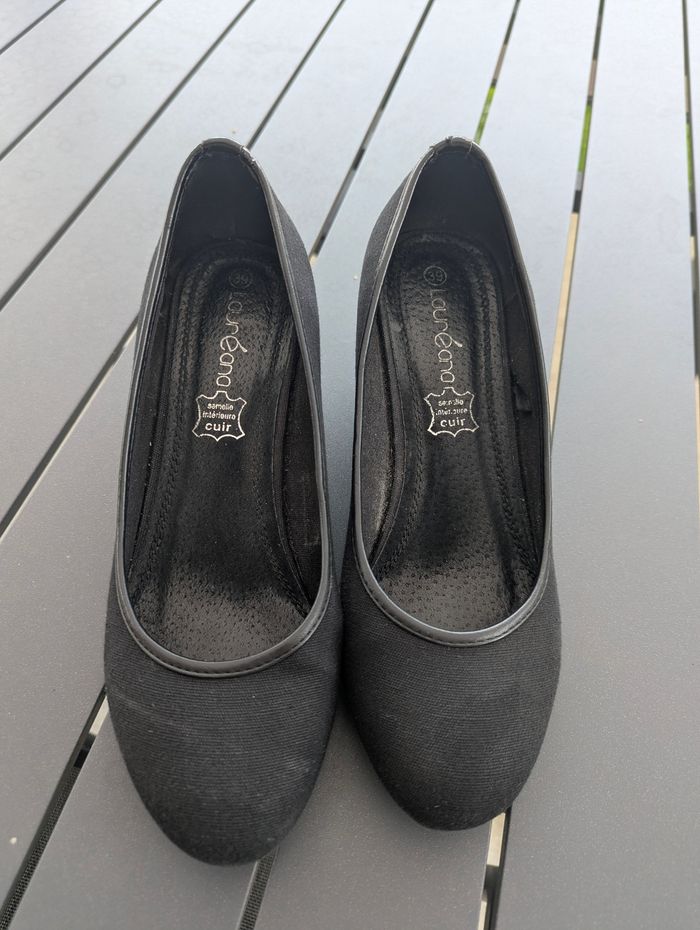 Vend chaussures pour femme en taille 39
Talons compensés. Semelle intérieure cuir 
En bon état