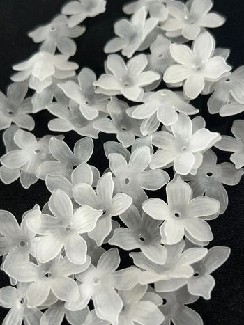 B17, déstockage 50 perles fleurs blanches givrées 22mm
