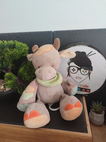 Doudou peluche musicale Vache Marron Orange Little Garden nattou Bandana Vert