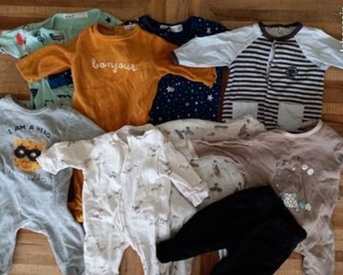 Un carton de vêtements pour garçon en taille 3 mois - photo numéro 3