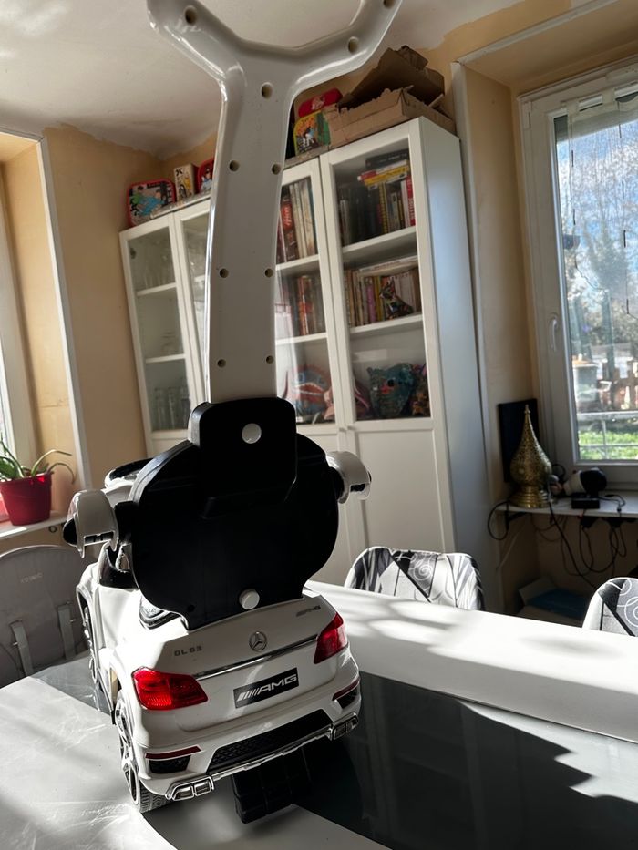 Voiture Mercedes blanche porteur et à pousser - photo numéro 2