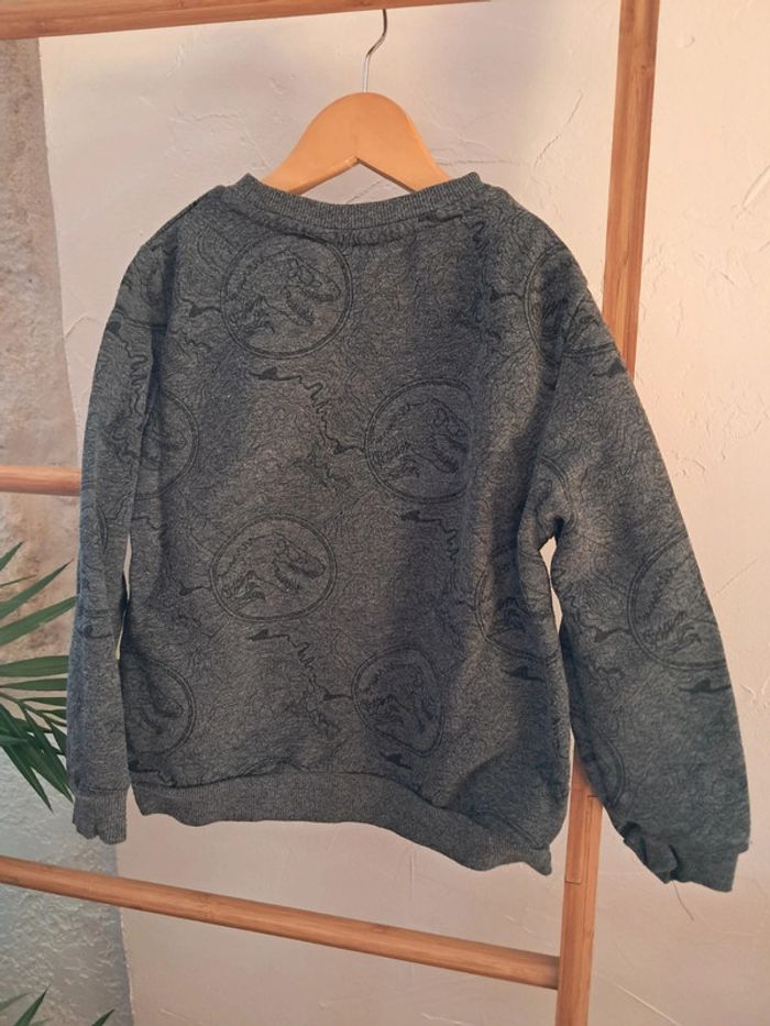 Pull jurassic world 5/6 ans 116cm très bon état - photo numéro 2