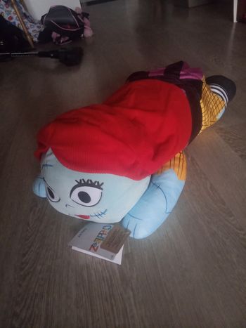 Grande peluche de sali dans l'étrange Noël de monsieur jack Disneyland Paris neuve 