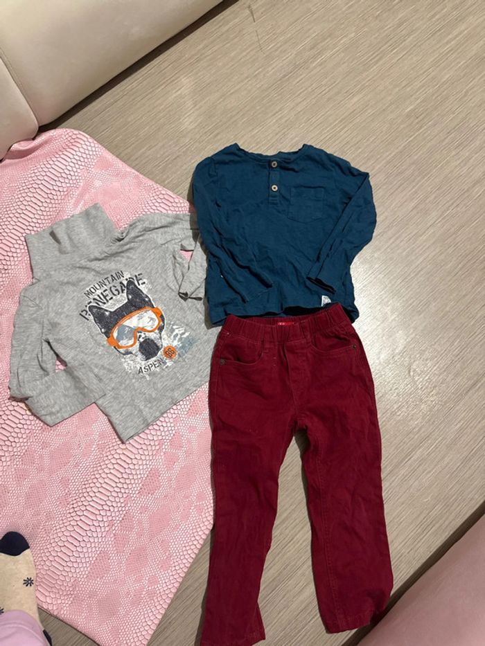 Pantalon jeans bordeaux 4 ans sous pull 4 ans et tee shirt 4 ans - photo numéro 2