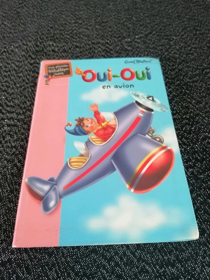 Livre oui oui en avion