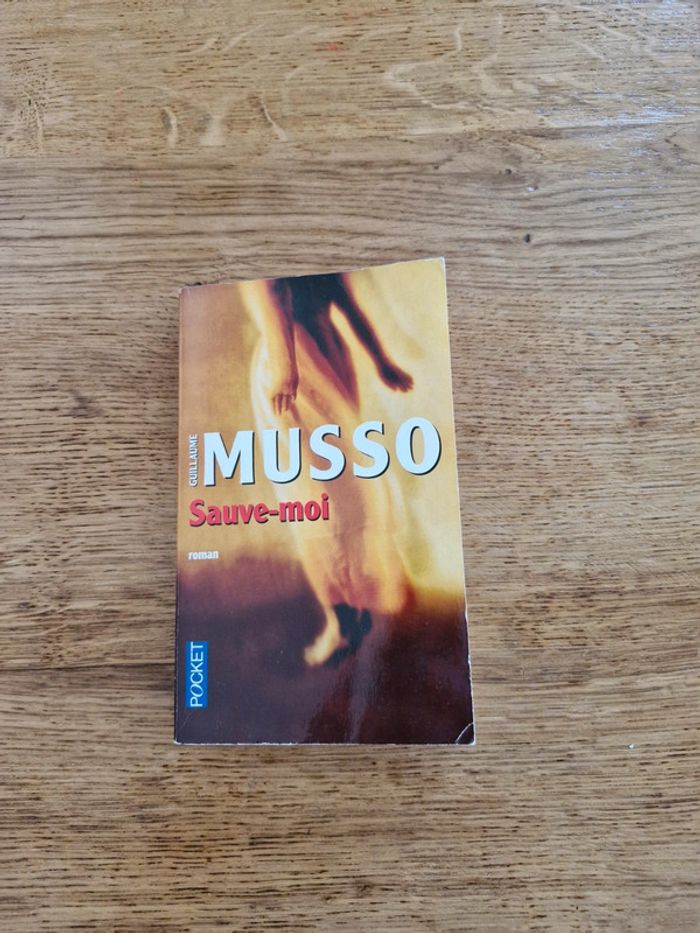 Livre de poche. Sauve moi . GuillaumeMusso.