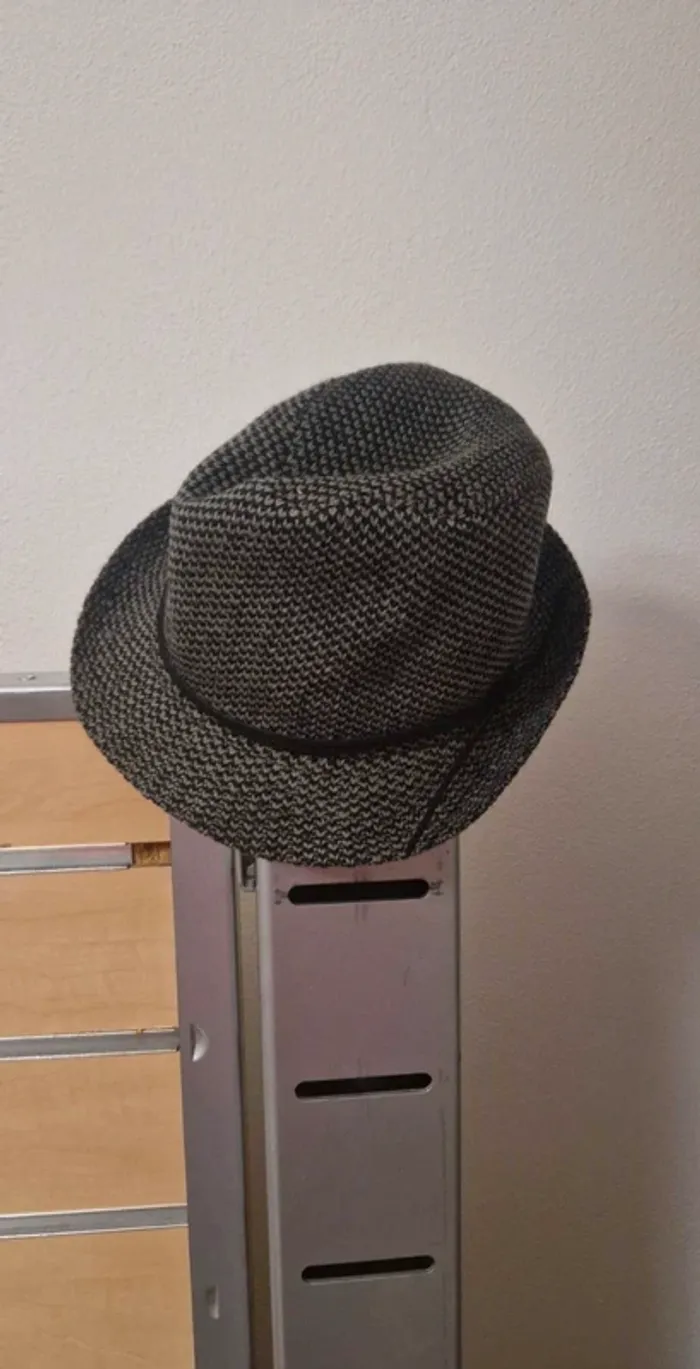Chapeau gris et noir