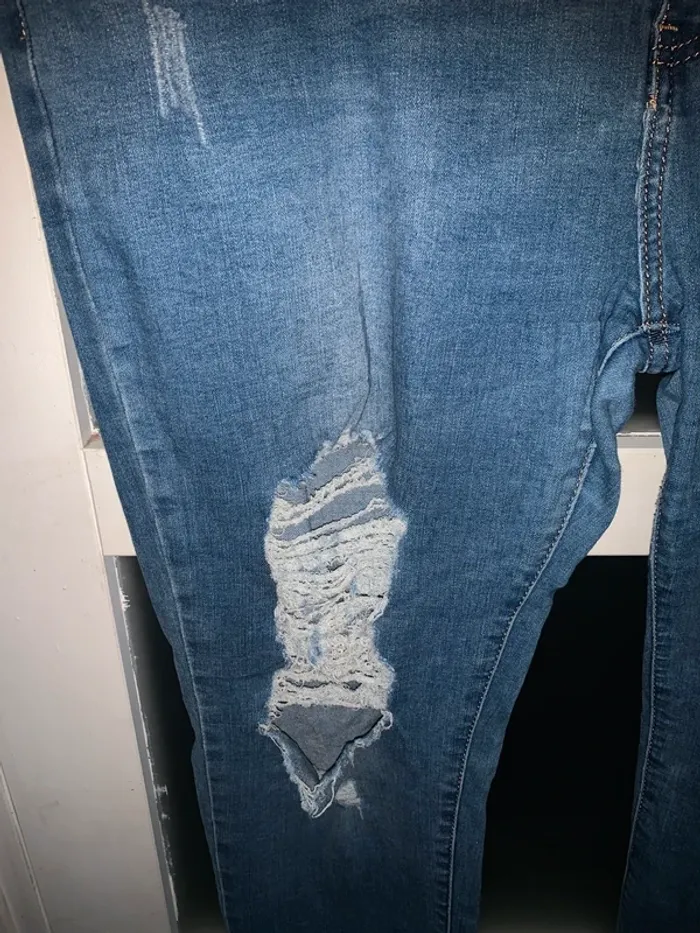 Jean troué taille 50 - photo numéro 2