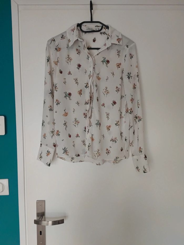 Chemise blanche fleurie taille XS Bershka