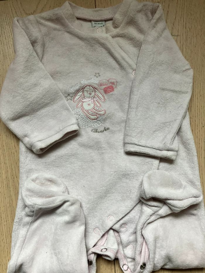 Lot de 3 grenouillères /pyjama en velours taille 6 mois - photo numéro 2