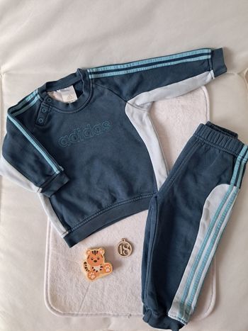 Ensemble survêtement bleu Adidas taille 18mois 