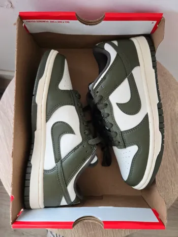 Nike dunk low taille 37,5 neuves blanc kaki