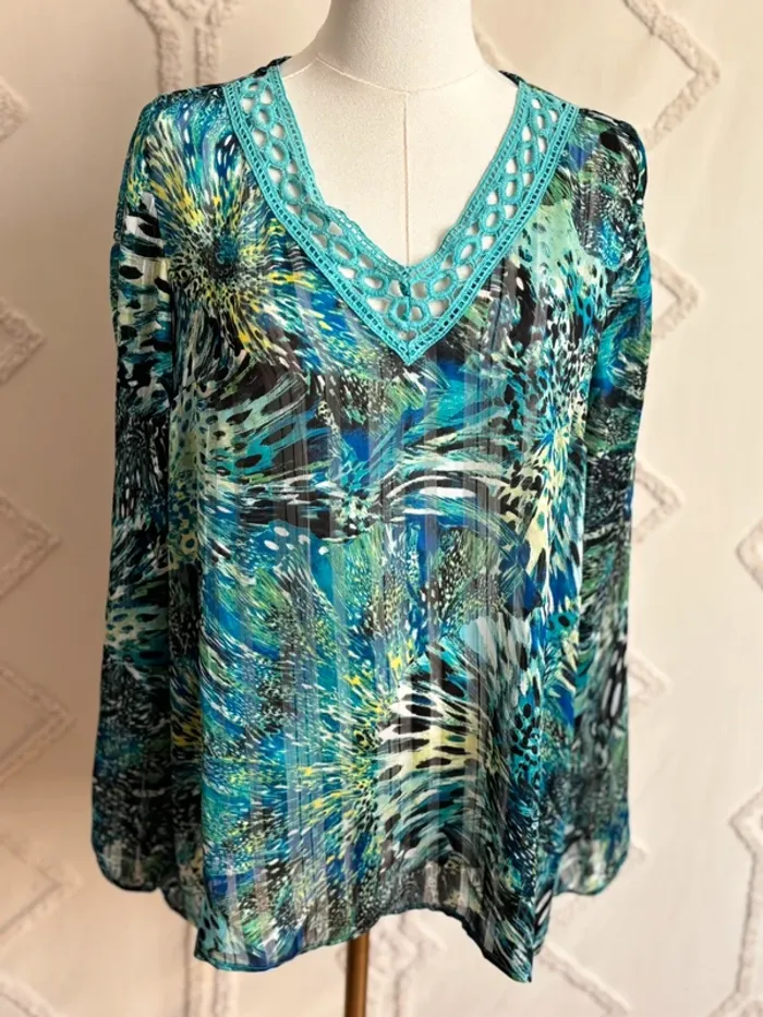 Blousefluide imprimé jungle turquoise – Jacqueline Riu – col V ajouré – Taille 40