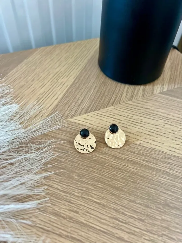 Boucles d’oreilles rondes dorées avec détail noir – Chic et élégantes - photo numéro 2