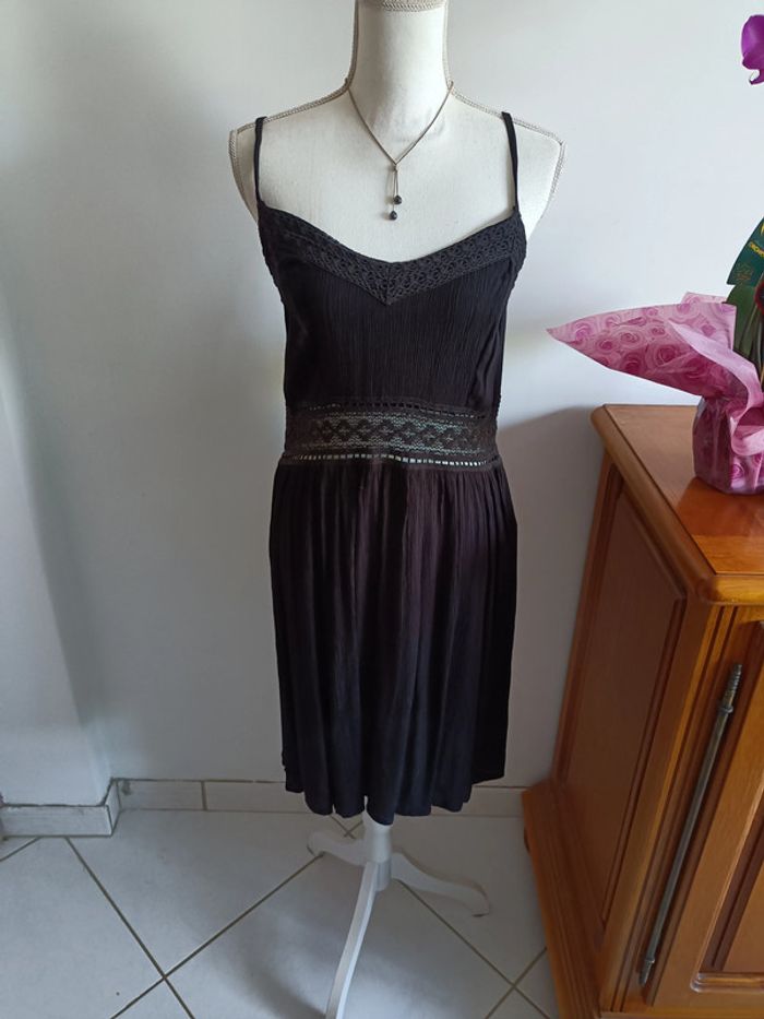 Joli robe noire tissus crêpe Neuve
