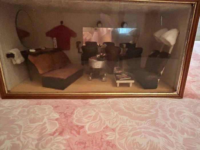 Vitrine miniature coiffeur rétro