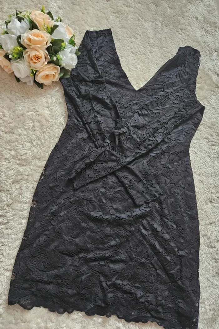 Robe noir dentelle - photo numéro 2