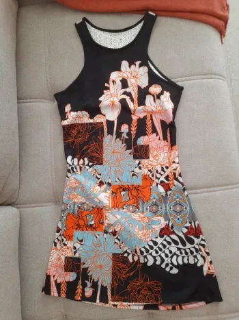 Robe courte moulante et dos nu