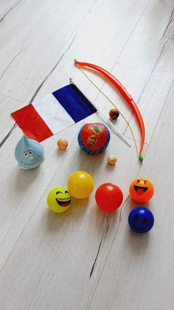 Lot de 12 jouets divers balles boules