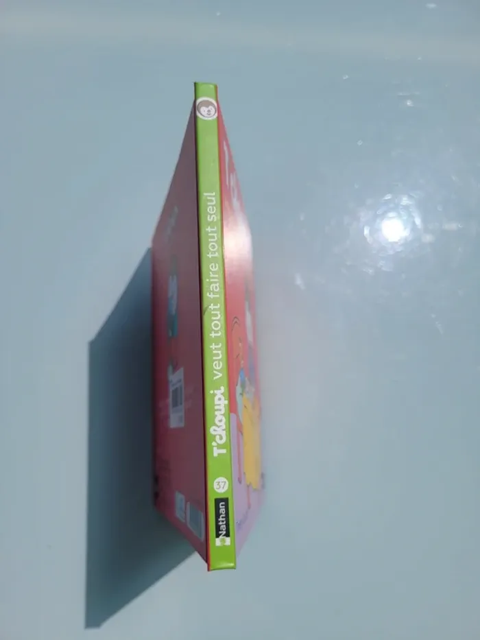 Livre T'choupi : à lire et à écouter, tome 37 : T'choupi veut tout faire tout seul - photo numéro 3