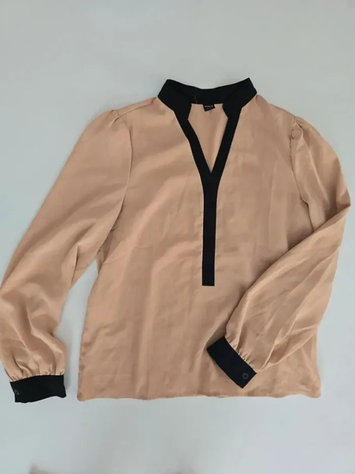 Chemisier beige et noir