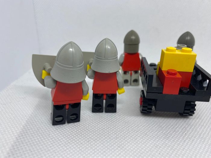 Lego castle classic set 6077-1 Knight's procession manque armes version USA - photo numéro 9