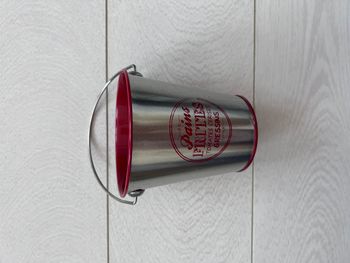 Sceau de table argenté et rouge avec anses