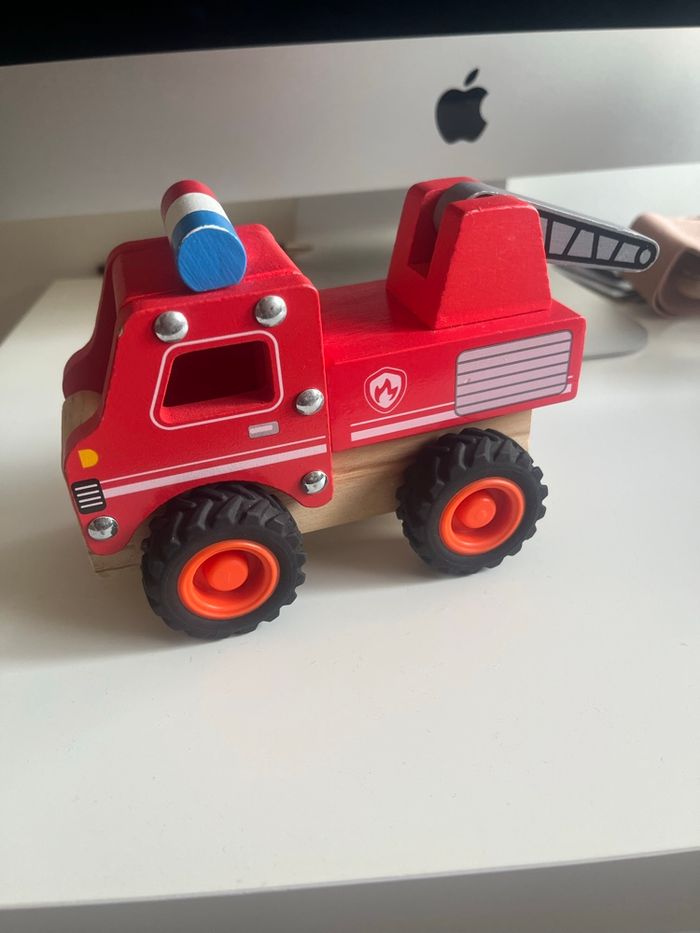 Camion de pompier en bois - photo numéro 2
