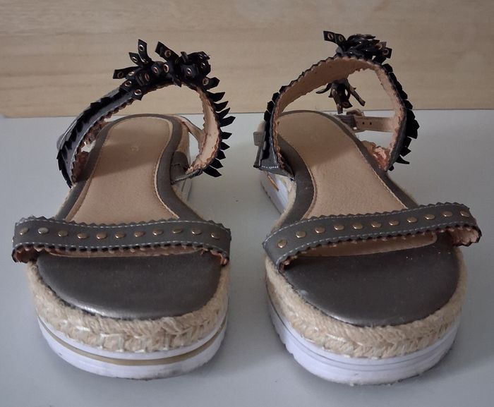 Sandales grises avec des pompons - photo numéro 2