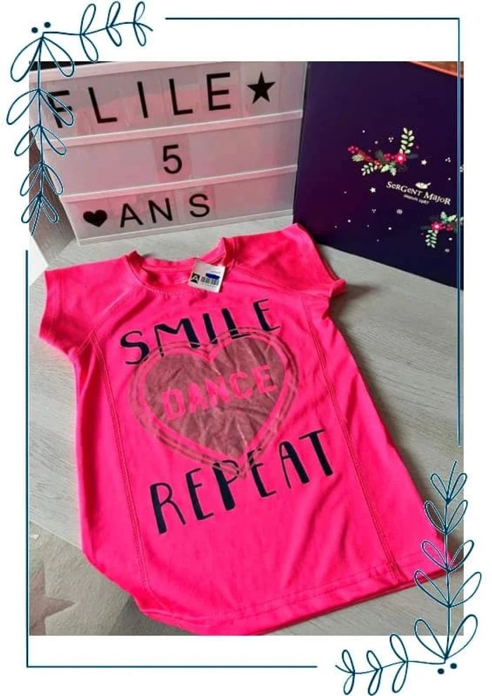 T shirt de sport rose fluo 5-6 ans neuf