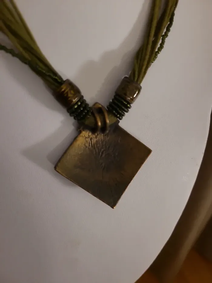 Collier vert kaki - photo numéro 4