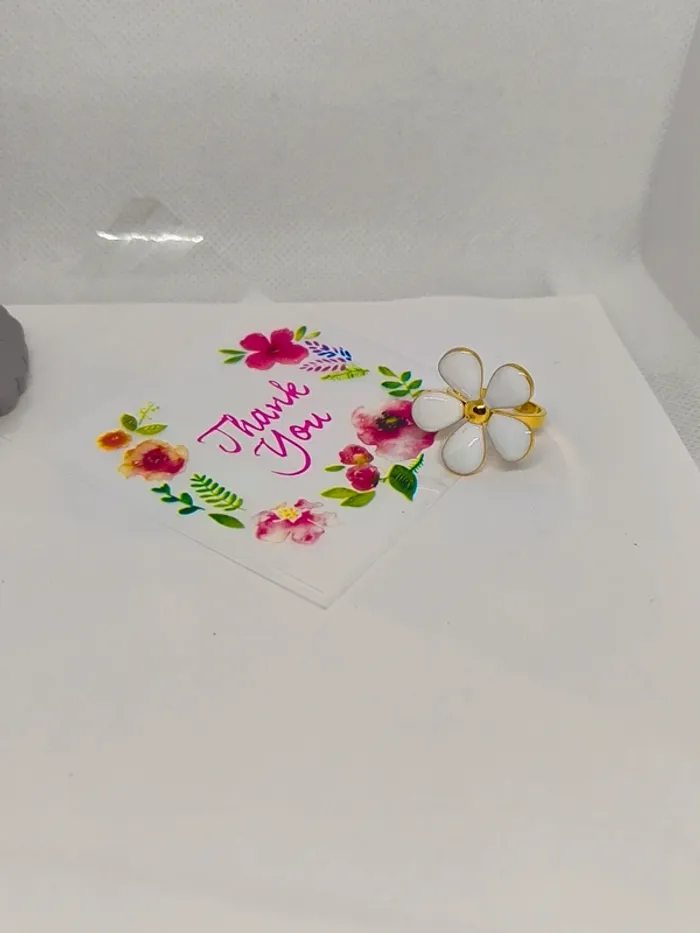 Bague dorée avec fleur blanche nacrée - photo numéro 3