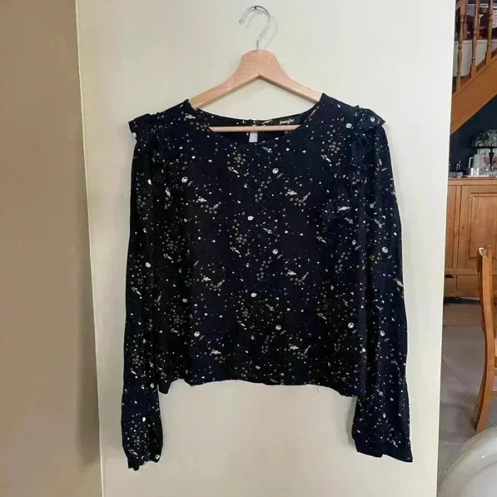 Blouse noire Jennyfer M imprimé espace, fusées & étoiles, manches longues, détail volanté V018