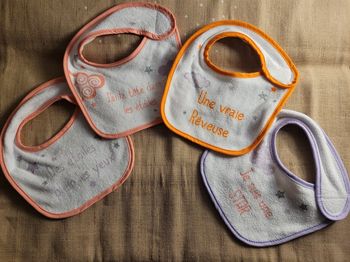 Lot de 4 bavoirs NEUFS