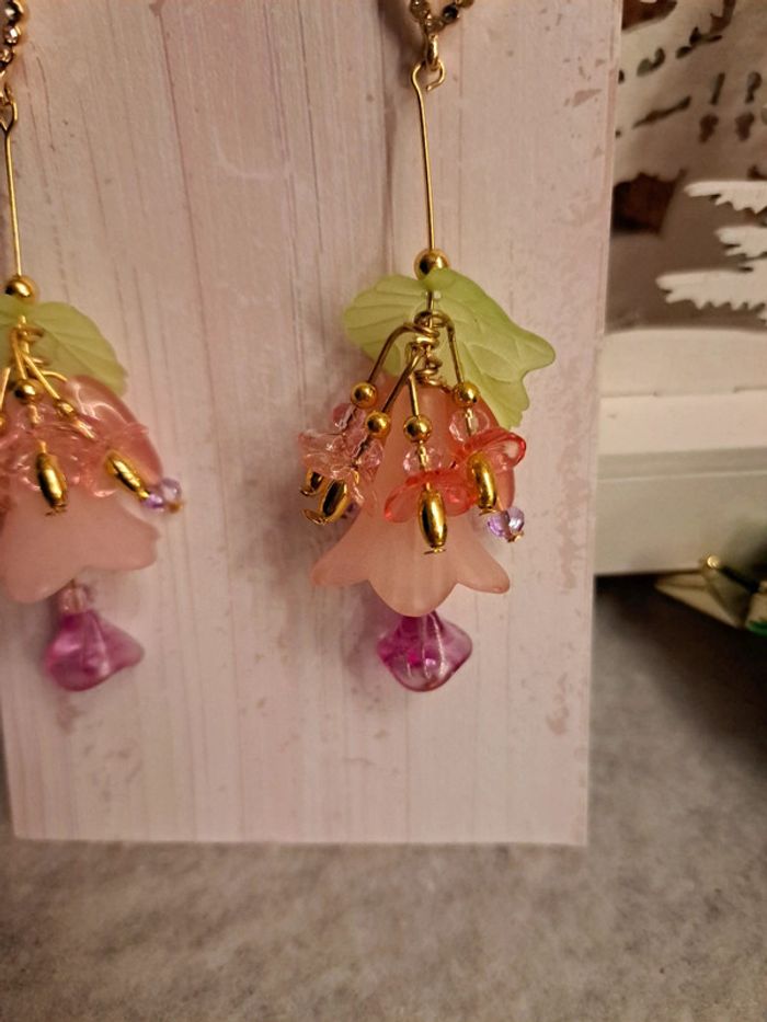 Boucles d'oreilles pendante vertes roses doré - photo numéro 7