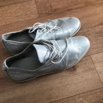 Chaussure gris avec des lacets
