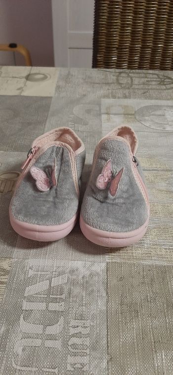 Chaussons gris et roses