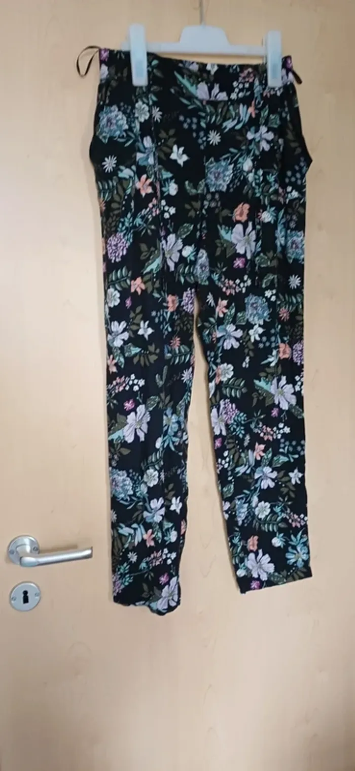 Pantalon fin fleuri vero moda taille small