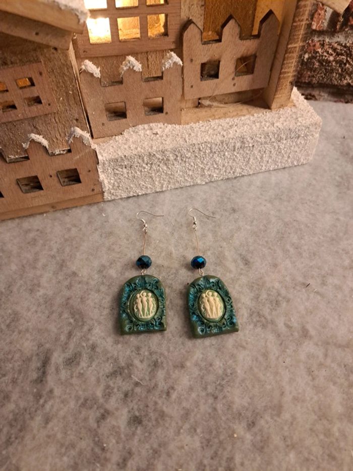 Boucles d'oreilles pendante pâte polymere avec les 3 grâce