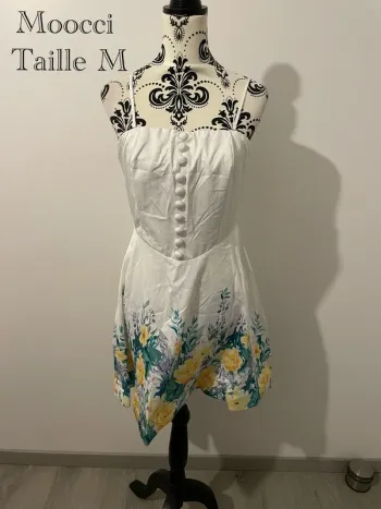 Robe neuve Moocci taille M ou 38 blanc à fleurs