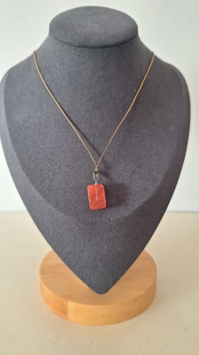 💥 Collier pendentif en pierre rouge résine 💥 - photo numéro 2
