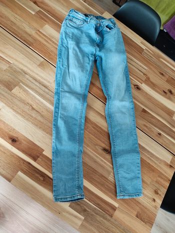 Jean taille 34 avec style troué