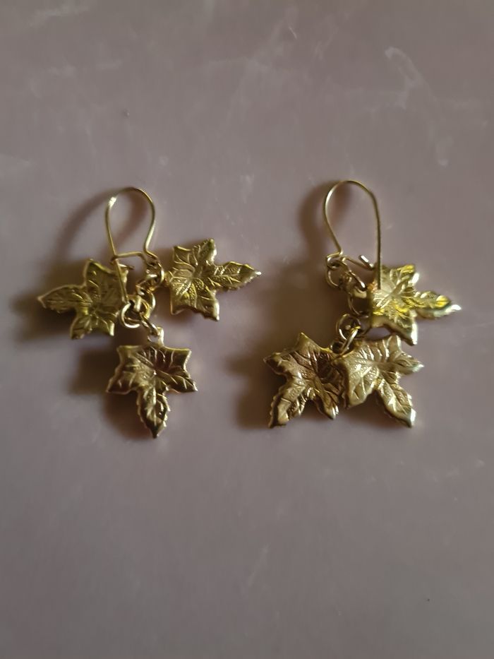 Boucles d'oreilles. Berceuse. Feuilles Doré. 4 cm